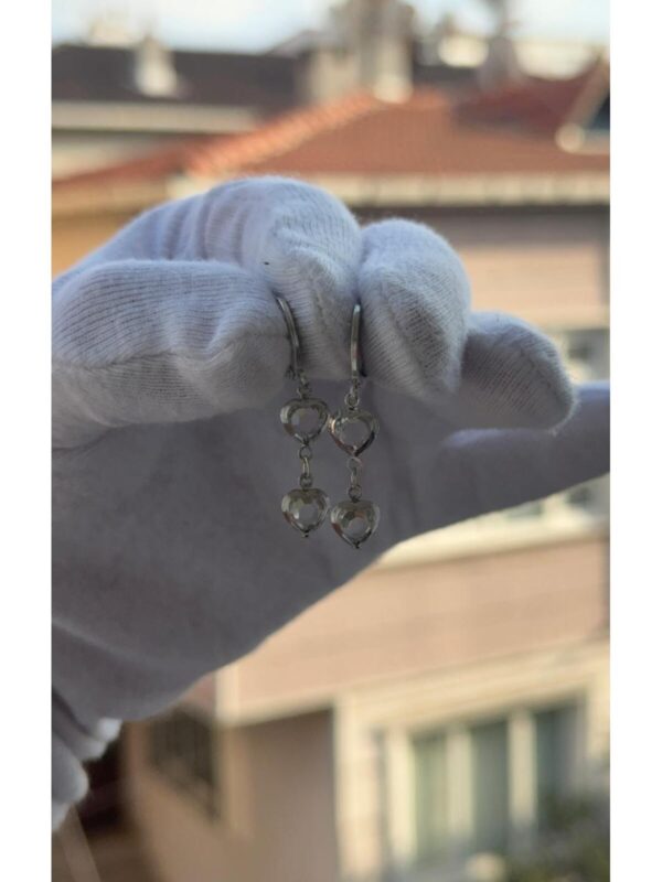 Kadın Gümüş Renk Kalpli Zirkon Taşlı Sallantılı Şık Tasarım Küpe - Görsel 2