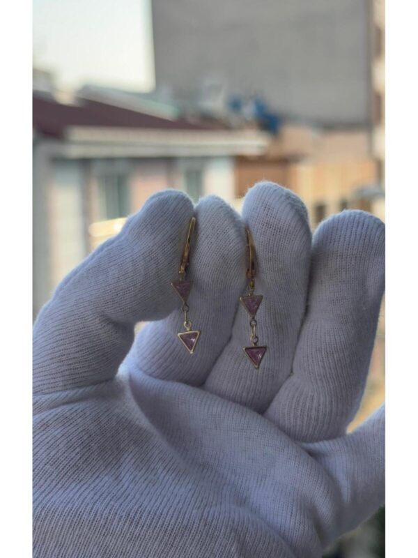 Kadın Gold Renk Üçgen Kesim Pembe Zirkon Taşlı Sallantılı Küpe - Görsel 1