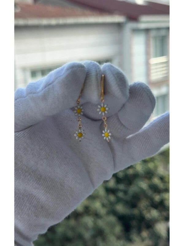 Kadın Sallantılı Gold Renk Papatya Model Küpe - Görsel 1